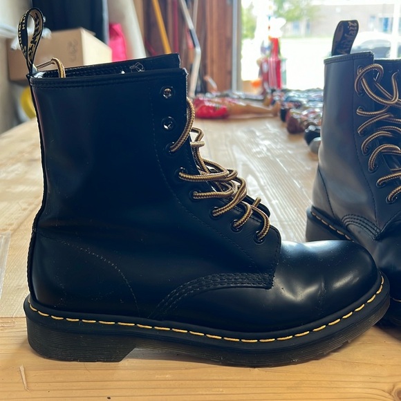 Nearly new Dr Martens, size 9 - Picture 6 of 6